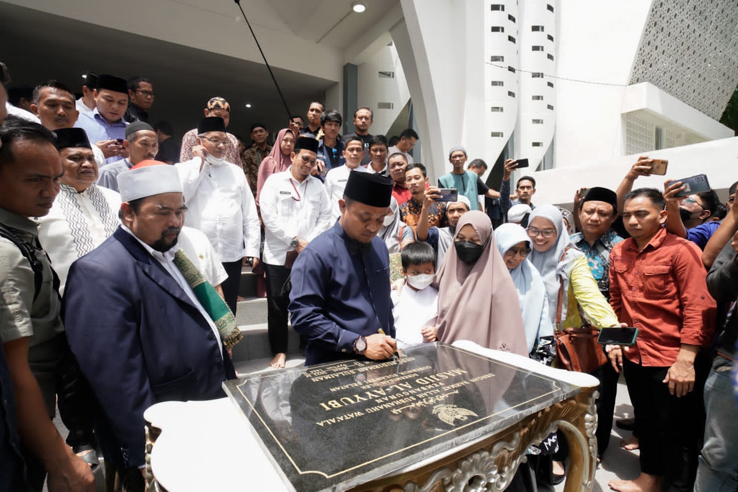 Andi Sudirman Resmikan Penggunaan Masjid Al-Ayyubi Kompleks Kantor Gubernur 